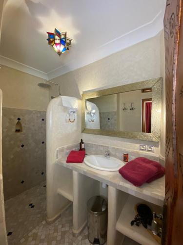 塔鲁丹特塔菲拉格摩洛哥传统庭院住宅的一间带水槽和镜子的浴室
