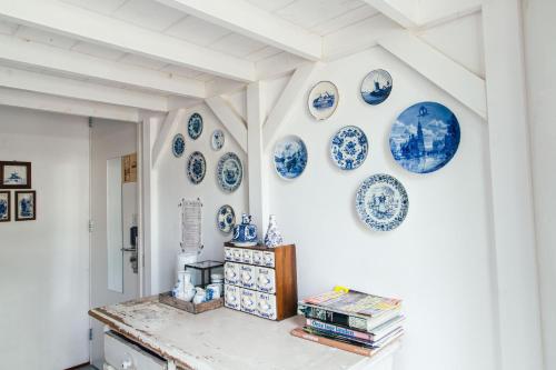阿姆斯特丹珂珂玛玛旅舍的墙上有蓝色和白色板的房间