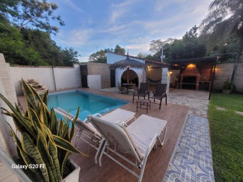 圣贝纳迪诺Los Prados Sanber的后院设有游泳池、椅子和凉亭