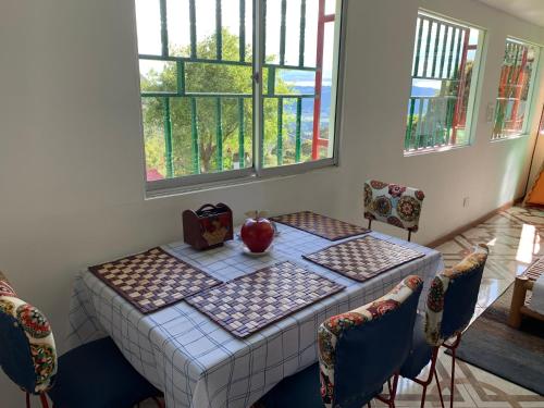 索波Hotel Cerro Fuerte的房间里的一张桌子上放着苹果
