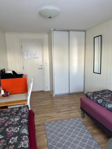 奥勒松Bedroom in city centre, no shower available的配有床、书桌和四柱床的客房