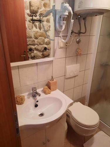 拉布Room Ivana的一间带水槽和卫生间的浴室