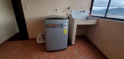 昆卡Departamento en Cuenca, 3 Habitaciones y parqueo gratis的垃圾箱在房间的角落