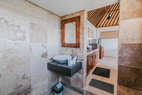 蓝梦岛马尼斯别墅酒店的一间带水槽和镜子的浴室