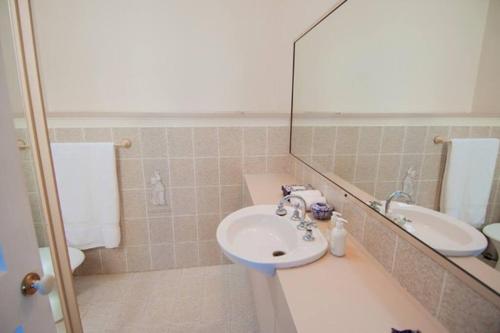 GorokanLakeside Luxury的一间带水槽和镜子的浴室