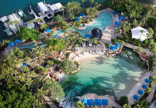 黄金海岸JW Marriott Gold Coast Resort & Spa的享有度假村游泳池的空中景致