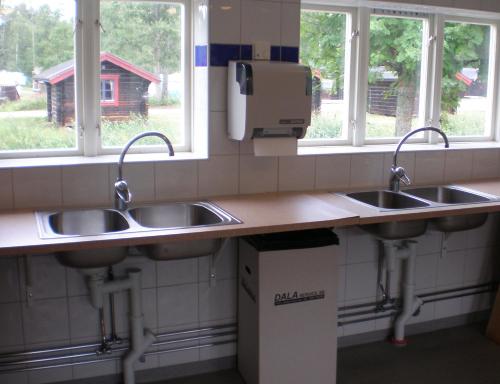 First Camp Enåbadet - Rättvik的厨房或小厨房