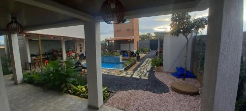 戈亚斯州上帕莱索Mangabeiras - Casa de Hóspedes的一个带游泳池和房子的庭院