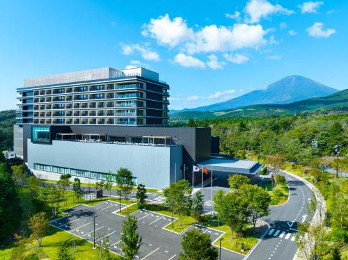 OyamaFuji Speedway Hotel - The Unbound Collection by Hyatt的享有大楼空中景色,设有停车场