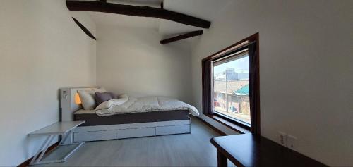 木浦市Yachtie Inn Mokpo的一间卧室设有一张床和一个大窗户