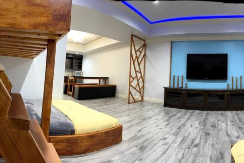 阿伯茨福德Modern Spacious For Big Group的客房设有一张床和一台平面电视。