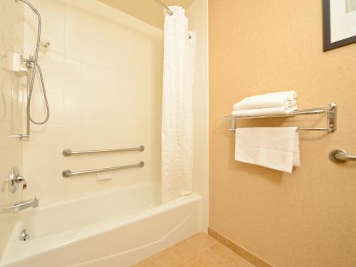 黄石西门酒店的一间浴室