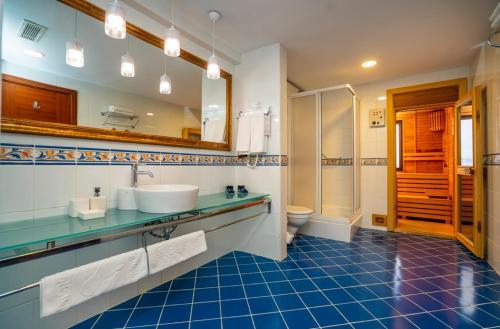 埃斯基谢希尔阿尼蒙艾斯克舍酒店的一间带水槽、卫生间和镜子的浴室