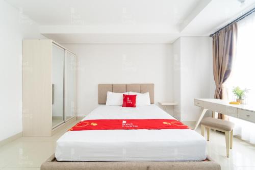 日惹RedLiving Apartemen Barsa City by Ciputra - WM Property的白色卧室配有一张带红色毯子的大床