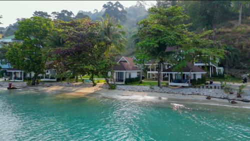 象岛Sea Escape Koh Chang的水边房子的空中景观