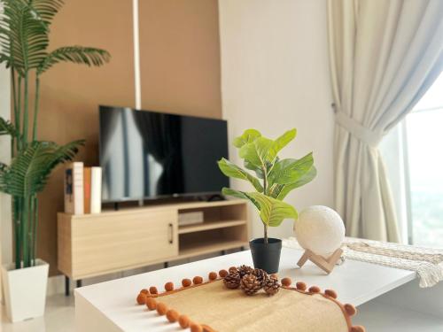 吉隆坡Modern Muji Inspired Design, Bandar Menjarala, near to DesaParkCity 2 Bedrooms Suite的客厅配有咖啡桌和植物
