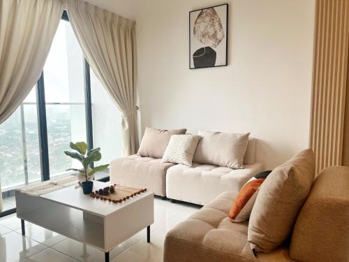 吉隆坡Modern Muji Inspired Design, Bandar Menjarala, near to DesaParkCity 2 Bedrooms Suite的带沙发和咖啡桌的客厅
