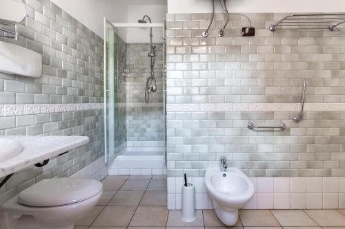 博萨Locanda di Corte的带淋浴、卫生间和盥洗盆的浴室