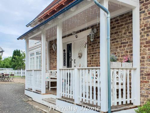 博恩海姆Friendly Home - "Gemütliches Backsteinhaus" Köln Bonn Phantasialand的白色栏杆的砖屋上的白色门廊