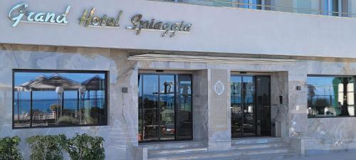阿拉西奥斯皮亚贾格大酒店的餐厅的标志,带窗户,享有海景
