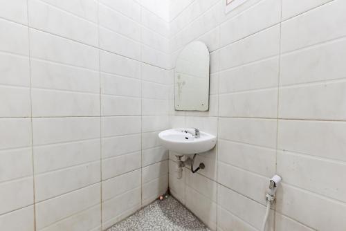 井里汶RedDoorz near Kejaksan Station Cirebon的白色的浴室设有水槽和镜子