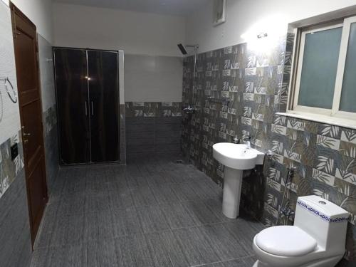 拉合尔Pace view Hotel Gulberg,Lahore的浴室配有卫生间、盥洗盆和淋浴。