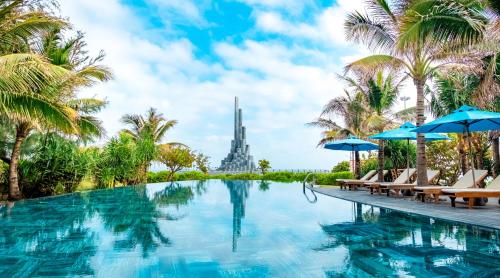 绥和市Stelia Beach Resort的棕榈树泳池,享有艾菲尔铁塔的景色