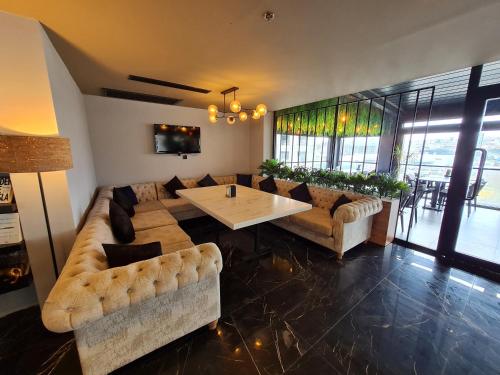 伊斯坦布尔Air Boss Istanbul Airport and Fair Hotel的客厅配有沙发和桌子。
