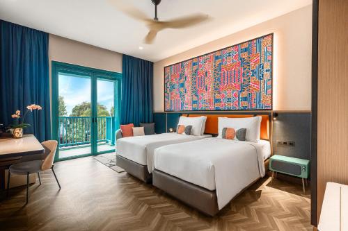 新加坡Resorts World Sentosa - Hotel Ora的一间卧室配有一张大床、一张书桌和一个窗户。
