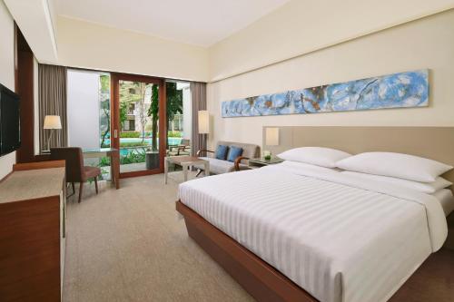努沙杜瓦巴厘岛努沙杜瓦万怡度假酒店的一间卧室设有一张床和一间客厅。