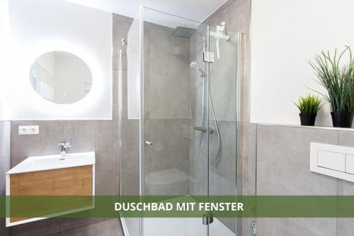 瓦门施泰纳赫Die Fichtelsuite 1-6 Pers Ferienwohnung nahe Ochsenkopf Süd 800m in Fleckl的带淋浴和盥洗盆的浴室