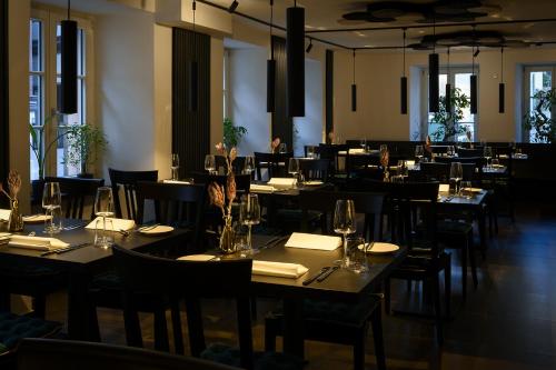 希尔塔赫Adler Schiltach Boutique Hotel und Restaurant的用餐室配有桌椅
