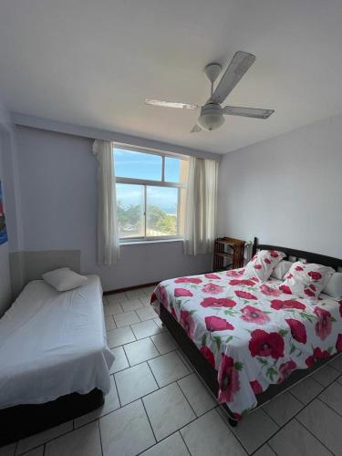 德班Amanzimtoti Beachfront Holiday Apartment , Flat No 23, Ezulweni的一间卧室设有一张床和一个窗口