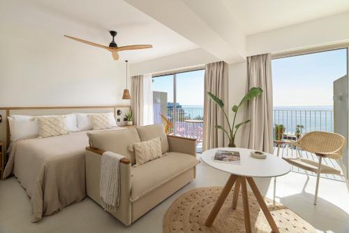 圣阿古斯丁Paradisus by Meliá Gran Canaria - All Inclusive的一间卧室配有一张床、一张沙发和一张桌子