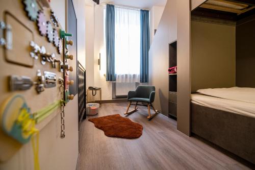 雷根斯堡威登霍夫酒店的一间设有床和椅子的房间