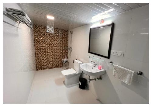 奈尼塔尔The Cocoon Camps & nature Resorts的浴室配有白色卫生间和盥洗盆。