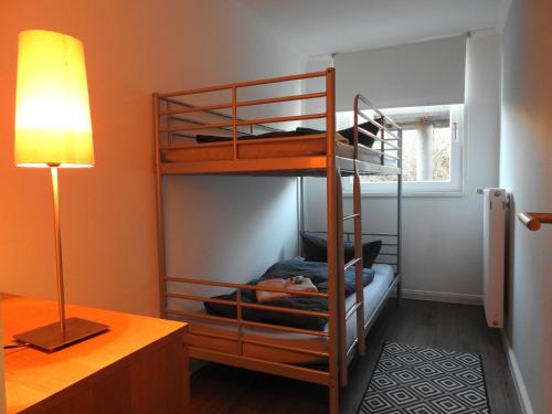 于斯德Haus ohne Namen Juist的客房设有两张双层床和一盏灯。