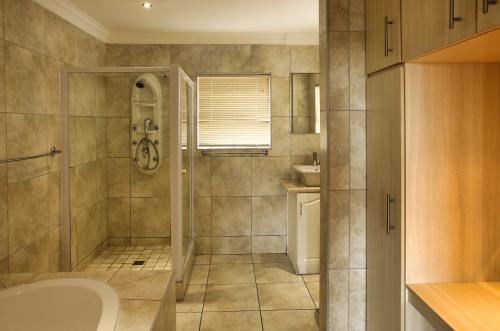兰格班Galico Holiday Home的带淋浴、卫生间和盥洗盆的浴室