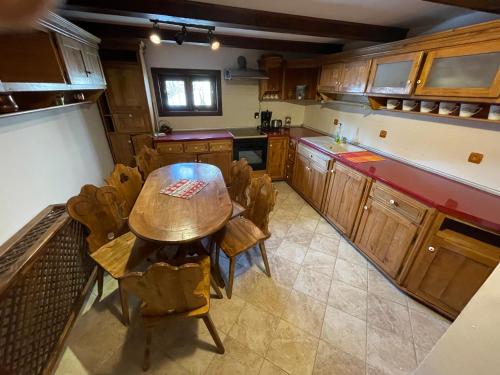 锡纳亚Casa Botiza - Cătun的一个带木桌和椅子的大厨房