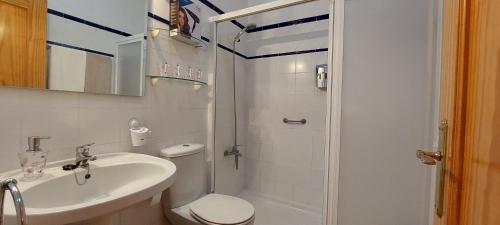 下布雷尼亚Vv Los Balconcitos 31 Los Cancajos的浴室配有卫生间、盥洗盆和淋浴。