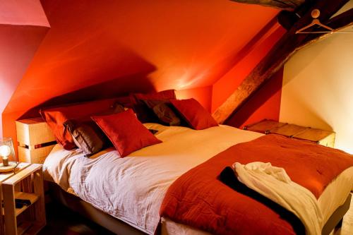 NolayL'Evasion的一间卧室设有橙色天花板和床