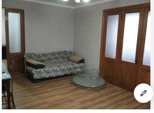 加格拉улица Абазгаа Апартаменты的配有床和玻璃桌的房间