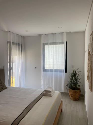 PerafitaPorto Smart Apartments Comfort的白色的卧室设有床和窗户