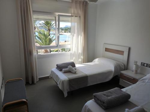 莫莱拉Moraira Beach 1的酒店客房设有两张床和窗户。