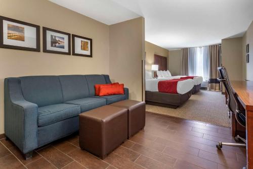 布里奇波特布里奇波特 - 克拉克斯堡康福特套房酒店的酒店客房设有一张沙发和一张床