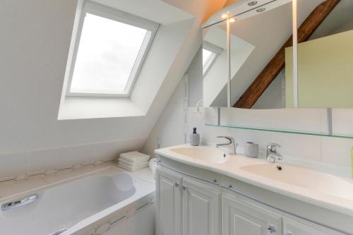 塔登Tour des Alleux - Maison de maître pour 6的白色的浴室设有水槽和镜子