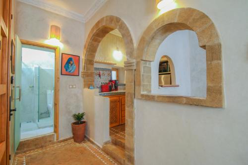 索维拉Stella 1 - joli appartement en médina avec cheminée的设有带拱形天花板的浴室和带淋浴的浴室。
