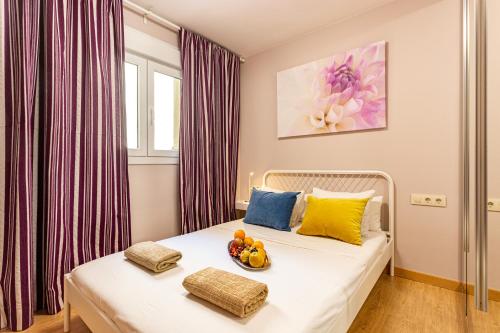 巴塞罗那Three bedrooms apartment的一间卧室配有一张带水果的床