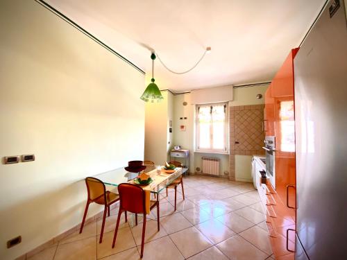 都灵Metro Bengasi La Dimora di Lucrezia的厨房以及带桌椅的用餐室。