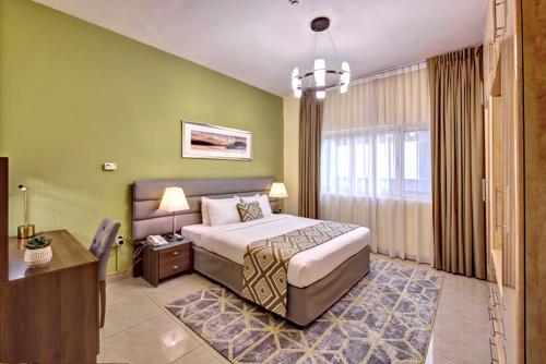 迪拜Radiance Premium Suites的一间卧室配有一张床和一张书桌